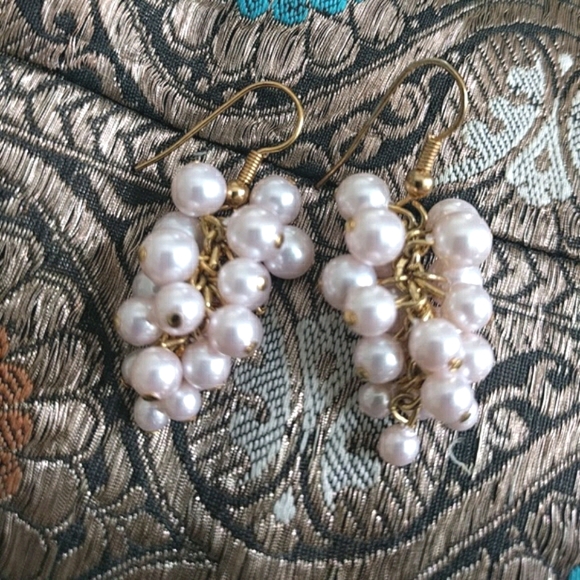 VTG grape cluster earrings, faux pearl, gold metal - Picture 4 of 4